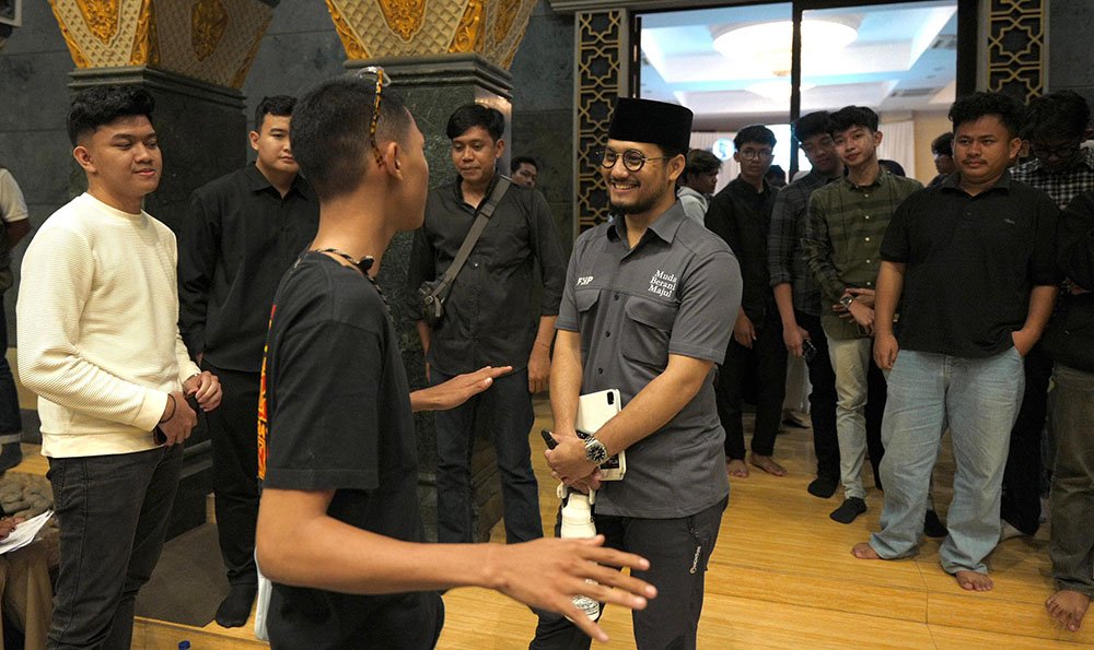 Calon Wakil Walikota CIlegon berbincang dengan Gen Z CIlegon disela-sela diskusi Merdeka Bicara