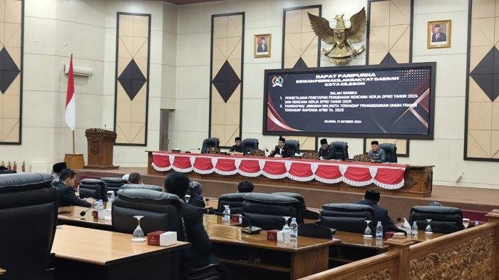 Sejumlah kursi yang disediakan untuk para kepala dinas terlihat kosong.