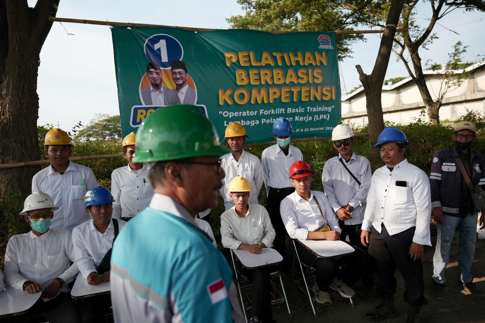 Peserta pelatihan tengah mendengarkan penjelasan instruktur.