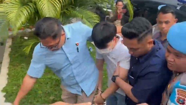 Ivan Sugianto pria yang suruh siswa menggonggong ditangkap
