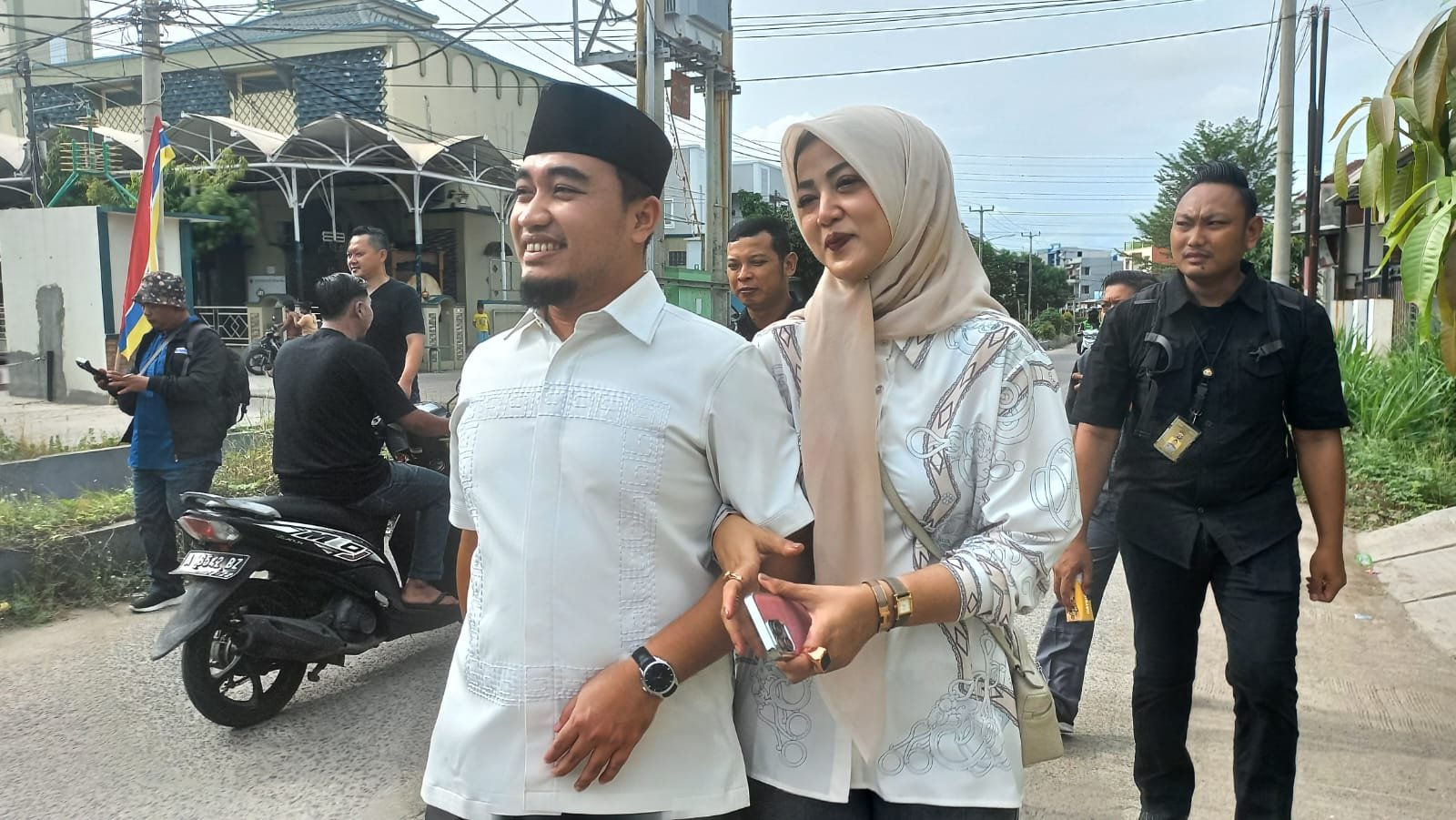 So sweet, Robinsar gandeng sang istri jalan kaki ke TPS